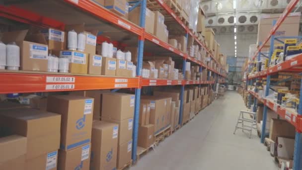 大規模な近代的な倉庫、大きな明るい倉庫 — ストック動画
