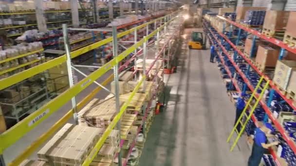 Large warehouse with cardboard boxes, a modern warehouse with boxes. Large modern warehouse with goods on shelves — Stock Video