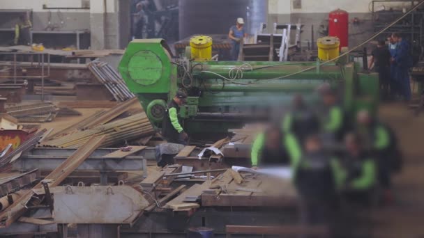 In een metaalfabriek. Het interieur van de werkplaats in de fabriek. — Stockvideo