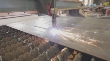 Cnc plazma makinesi. Metal kurusıkı plazmayı kesiyor. Plasma kesimi.