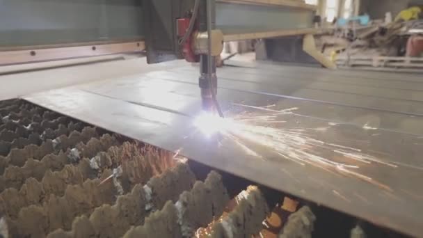 Plazmový stroj Cnc. Řezání kovových polotovarů plazmou. Řezání plazmy. — Stock video