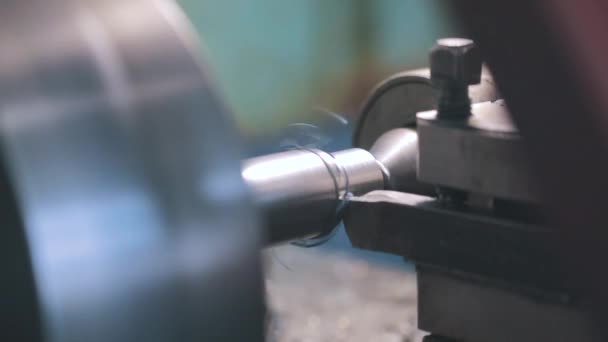 Metallverarbeitung in der Produktion in Zeitlupe. Drehmaschine zur Bearbeitung von Metall aus nächster Nähe — Stockvideo