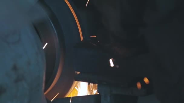 Faíscas de máquina de moagem de metal. Faíscas de uma roda de moedura, rebolo de moedura close-up — Vídeo de Stock