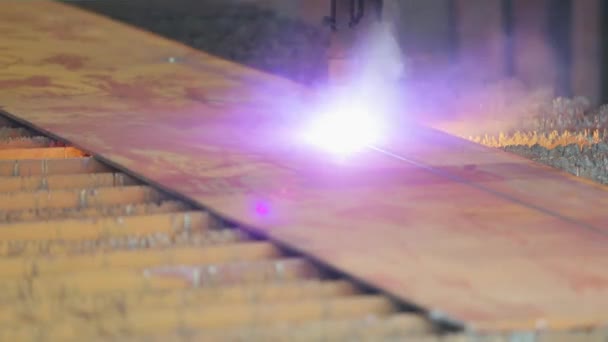 Klipp en metallplåt med en CNC skärmaskin. Cnc skärning av metallplåt genom gasskärning. — Stockvideo