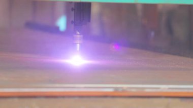 Gaz kesme, kan alma. Metal parçaları kesmek için otomatik makine