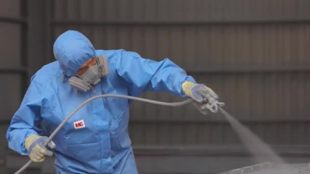 Bir işçi bir kısmını griye boyuyor, bir fabrikada ürün boyuyor. Üretim iş akışı — Stok video