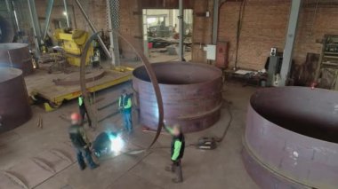 Metal yapıların üretimi. Metal yapıların üretimi için bir fabrika. Metal atölyesinin içinde uçuyor.