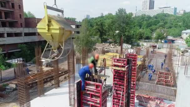 Bouw van een modern wooncomplex. Werknemers op een bouwplaats. Bouw van gewapend beton. — Stockvideo