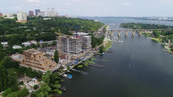 Bouw van een residentieel complex vanuit de lucht. Spanwijdte over de bouwplaats van een wooncomplex — Stockvideo