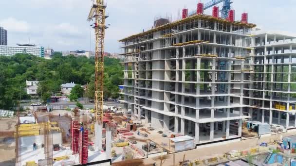 Construcción de un moderno complejo residencial. Vista aérea de construcción de viviendas — Vídeo de stock