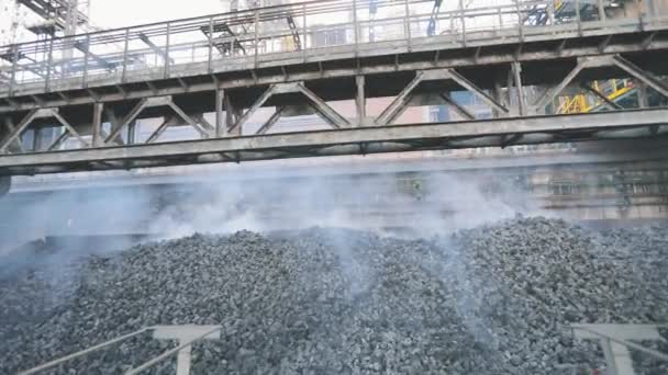 Producción de carbón en horno de coque. Empresa metalúrgica. Enfriamiento del carbón del horno de coque después del proceso de coque. — Vídeos de Stock