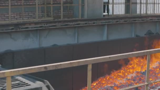 Enfriamiento del carbón del horno de coque después del proceso de coque. Producción de carbón en horno de coque. Empresa metalúrgica — Vídeo de stock