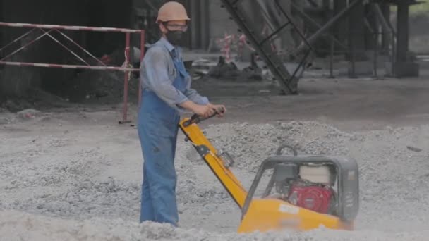 Tamping soil vibrating plate. tamping rammer. Construction Workflow — Stock Video