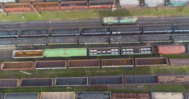 Pemandangan atas ke bawah dari kereta barang di stasiun kereta api. Kereta barang di depo melihat dari drone — Stok Video