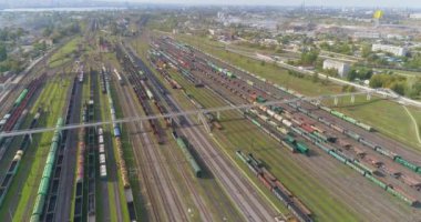 Tren istasyonunun üst manzarasındaki yük trenleri. Demiryolu kavşağındaki yük trenleri. Güneşli havada demiryolu kavşağı, üst manzara.