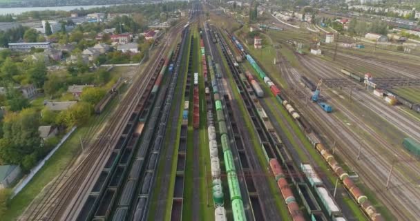 A tehervonatok a vasúti csomópont tetején állnak. Repüljön át egy nagy vasúti csomópont. — Stock videók