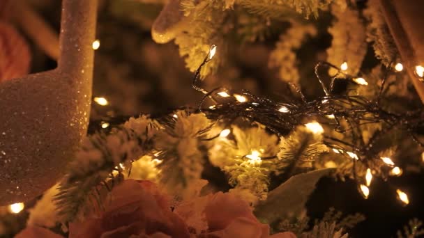 Árvore de Natal perto. Close-up de decorações na árvore de Natal. Árvore de Natal elegante — Vídeo de Stock