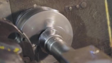CNC torna makinesi. CNC makinesinde metal bir parça işleniyor. Torna, cnc makinesi