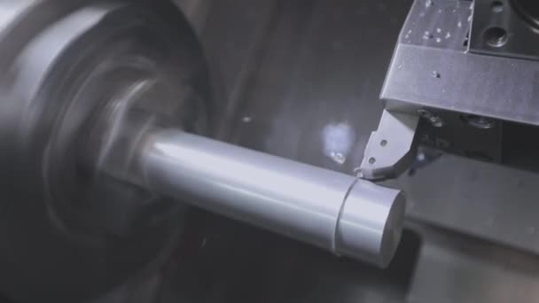 Het verwerken van een metalen onderdeel in een CNC-machine. Draaien, cnc machine. CNC draaibankmachine. — Stockvideo