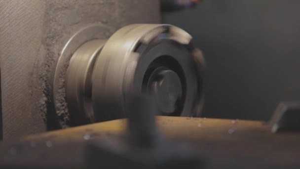 CNC-bearbetning av metalldelar. Slipdelar på en cnc-maskin. Fräsning av metalldelar. — Stockvideo