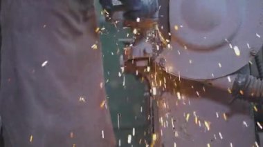 Değirmen çarkında metal bir parça işleniyor. Parlak kıvılcımlar metal bir parçayı makinelemekten geliyor. # Öğütücü tekerlekteki bir parçanın kıvılcımları #