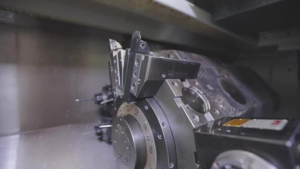 Máquina de perfuração CNC está mudando bicos. A máquina CNC muda diferentes brocas. Peças de máquinas CNC — Vídeo de Stock