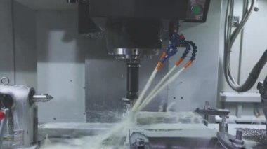 Cnc makinesinin metal parçası. Bir cnc makinesinin parçasının oluşturulması, modern bir cnc makinesi.