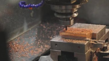 Bir cnc makinesinin parçasının oluşturulması, modern bir cnc makinesi. cnc makinesinin metal parçası