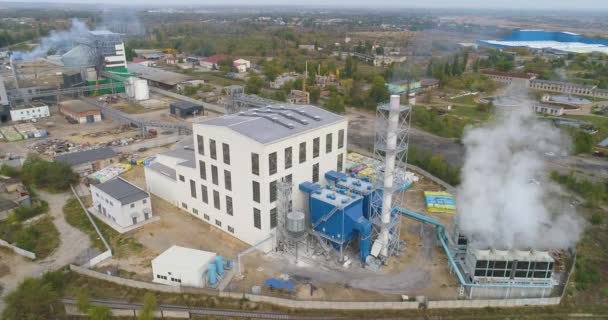 Fly over a modern plant. Plant top view. Thick white smoke from the plant — Stock Video