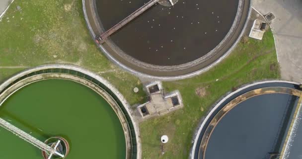 水处理设施。污水处理厂采用圆形顶部视图.飞越水处理厂 — 图库视频影像