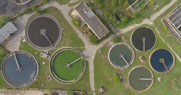 Industriële waterzuivering. Luchtfoto van rioolwaterzuivering. Vlucht over waterzuiveringsinstallaties — Stockvideo