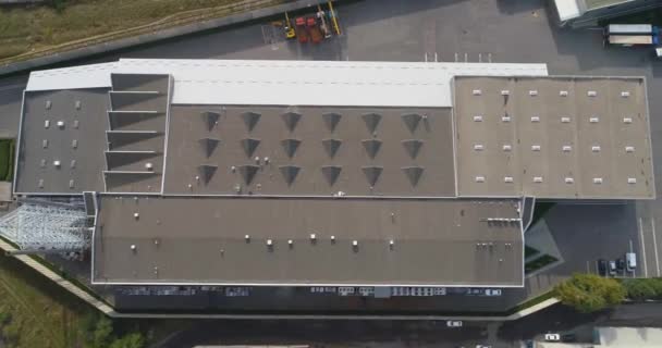 현대 공장의 상공을 날고 있다. 현대 디자인의 탑 뷰가 있는 공장. 현대식 공장 항공 사진. — 비디오