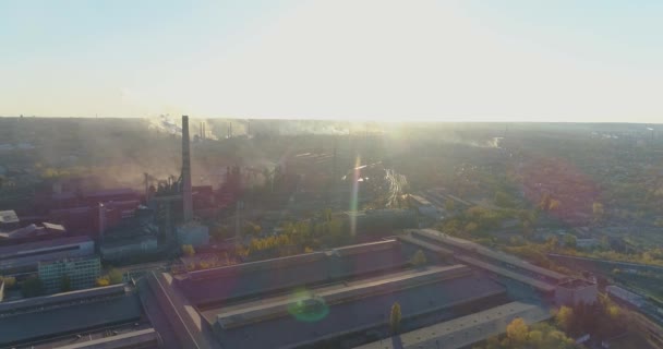 Gezicht vanuit de industriële zone. Metallurgische fabriek bij zonsopgang bovenaanzicht. Rook uit de schoorsteen van een fabriek bij zonsondergang vanuit de lucht — Stockvideo