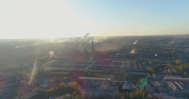 Beginn des Arbeitstages in der Fabrik. Emissionen aus einem großen metallurgischen Werk. Flug über die Anlage am Morgen. — Stockvideo