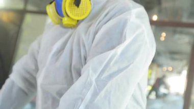 Koruyucu maskeli müteahhidin yüzü. Donanımlı inşaatçı. Maskeli müteahhidin yüzü..