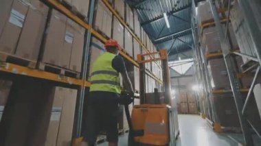 İşçi fabrikanın deposuna gider. Modern bir depoda işçi.