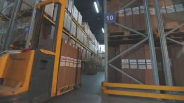 Büyük, modern bir depo. Fabrikadaki modern depo. Kutulu depo