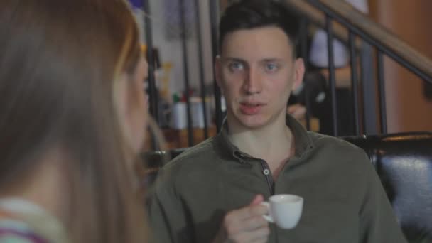 Ein Mann mit einem Mädchen in einem Restaurant. Gespräch eines Mannes mit einem Mädchen bei einem Date — Stockvideo