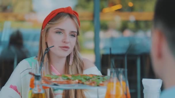 Avec un mec à un rencard dans une pizzeria. Le mec avec la fille dans la pizzeria. — Video