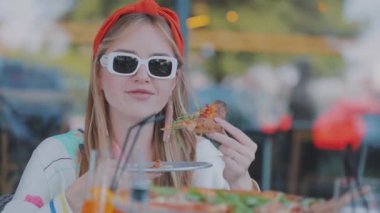 Pizza yiyen bir kız. Pizza yiyen güzel kız.