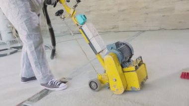 Beton zemin işleme süreci. İnşaatçılar beton zemin planı yapıyorlar. Profesyonel işçilerin inşaatı