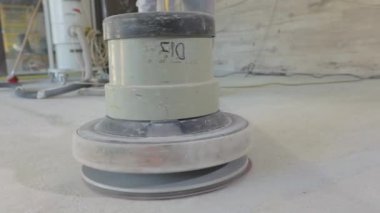 Beton öğütme işlemine yakın çekim. Beton öğütücü. İnşaat alanında beton işleme süreci