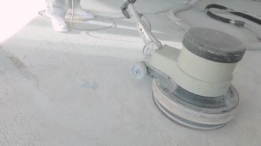 Beton öğütme işlemine yakın çekim. Beton öğütücü. İnşaat alanında beton işleme süreci