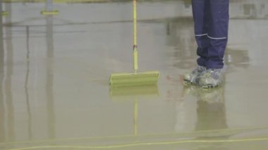 Yerleri düzleştirmek için iğne merdiveni, yakın çekimde iğne. Kendi kendine yükselen katlar oluşturma süreci.
