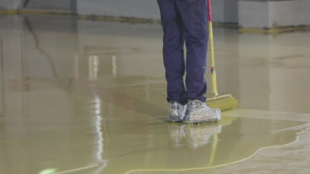 Bauarbeiter auf einer Baustelle. Der Prozess der Schaffung eines sich selbst nivellierenden Bodens. Der Bauherr macht einen selbstnivellierenden Boden. — Stockvideo