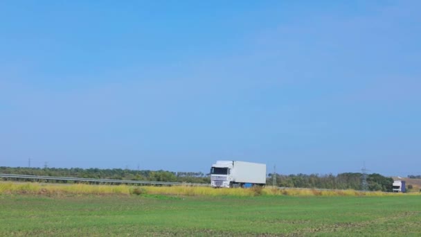 Wóz jeździ piękną drogą latem. Wóz jedzie drogą przed błękitnym niebem — Wideo stockowe