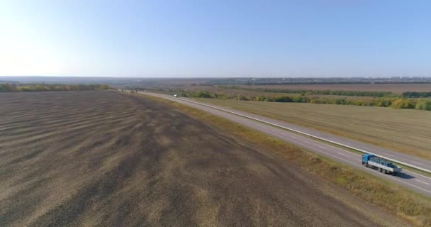 Panoramisch uitzicht op de weg, vrachtwagens rijden langs de weg bovenaanzicht — Stockvideo