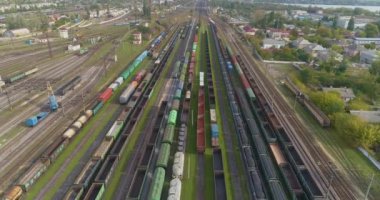 Büyük endüstriyel tren istasyonu. Trenler demiryolu kavşağındaki istasyona park edilmiş. Birçok renkli tren