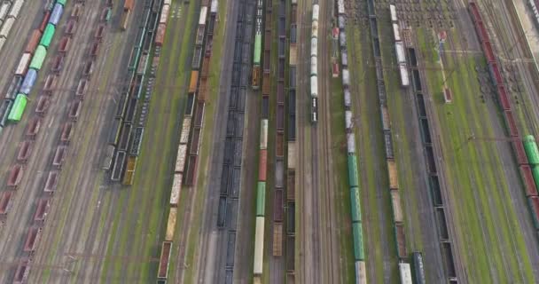 Nákladní vlaky stojí v horní části železničního uzlu. Letět přes velký železniční uzel. — Stock video