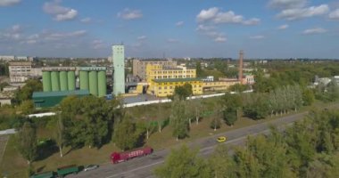 İHA 'dan büyük bir görüntü. Büyük sarı bir fabrikanın yakınında. Büyük endüstriyel kompleks